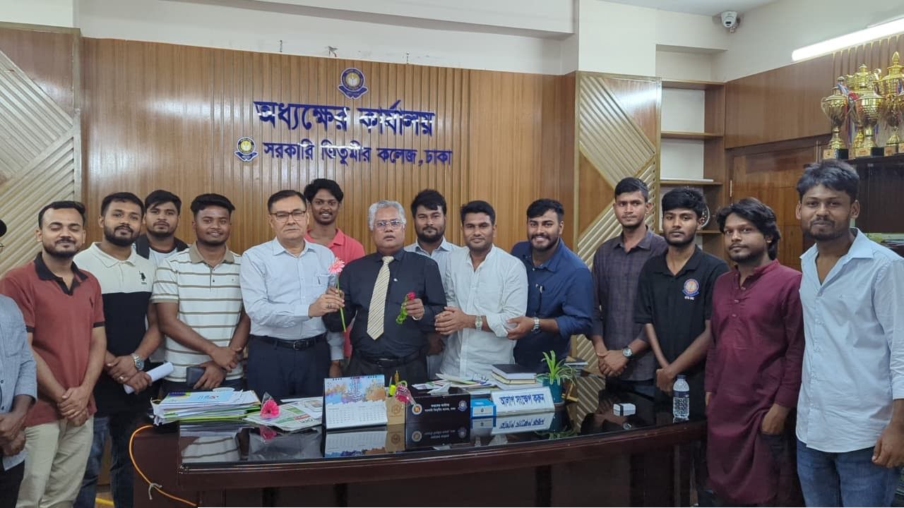 বিশ্ব শিক্ষক দিবসে তিতুমীর কলেজের শিক্ষকদের আকরাম হোসাইন টোটনের ফুলেল শুভেচ্ছা