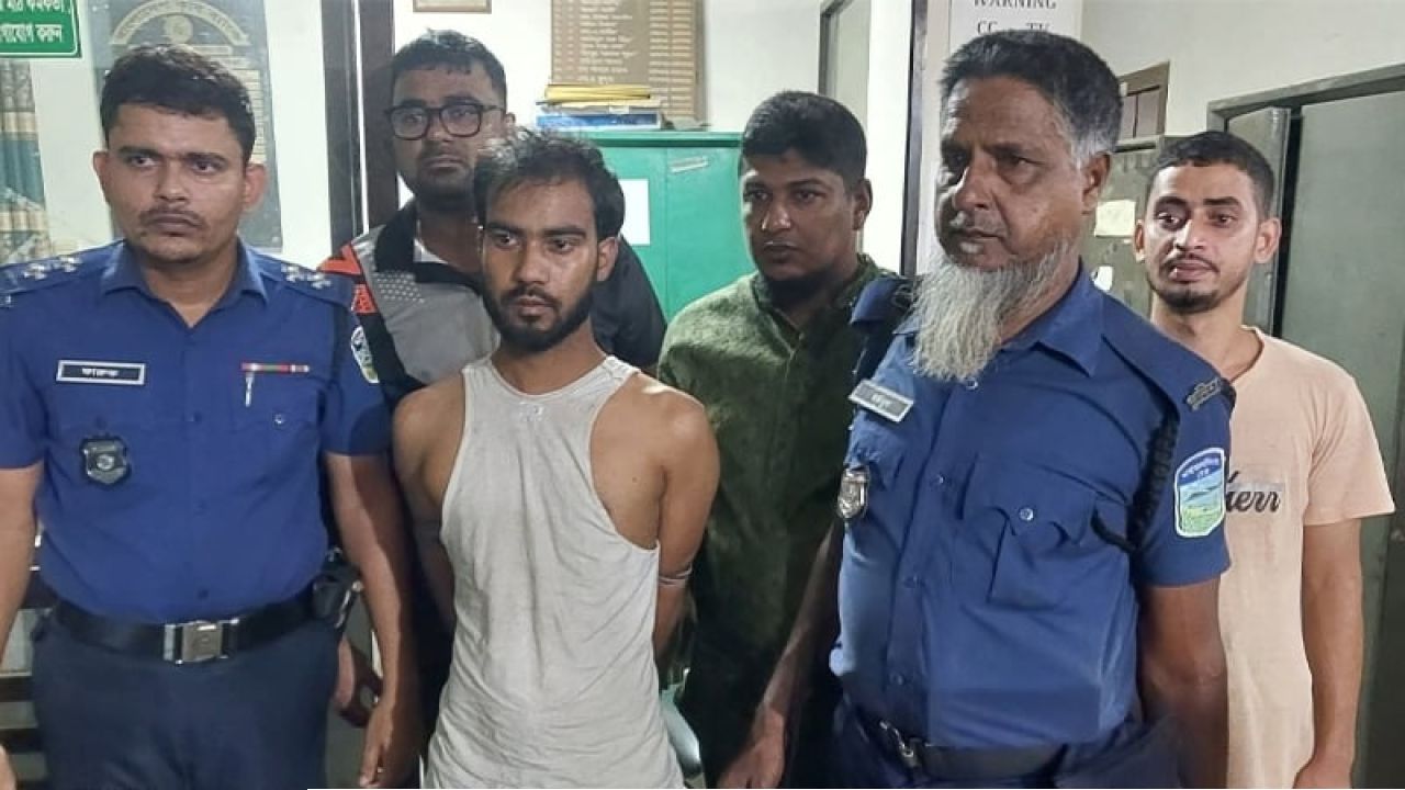 ঋণ না পেয়ে বিয়ের টাকা জোগাতে রাতে ভল্ট ভাঙার চেষ্টা, হাতেনাতে গ্রেপ্তার যুবক