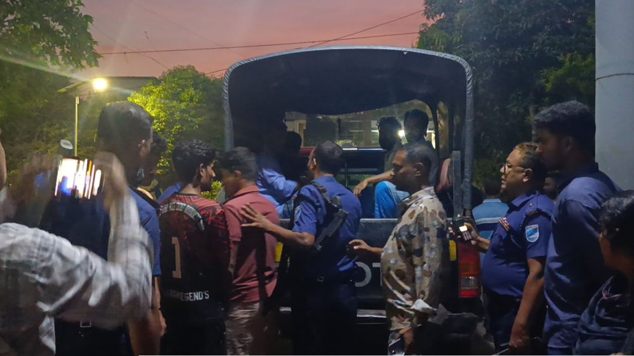 গোপালগঞ্জে পুলিশের গাড়িতে হামলার ঘটনায় গ্রেফতার ৭