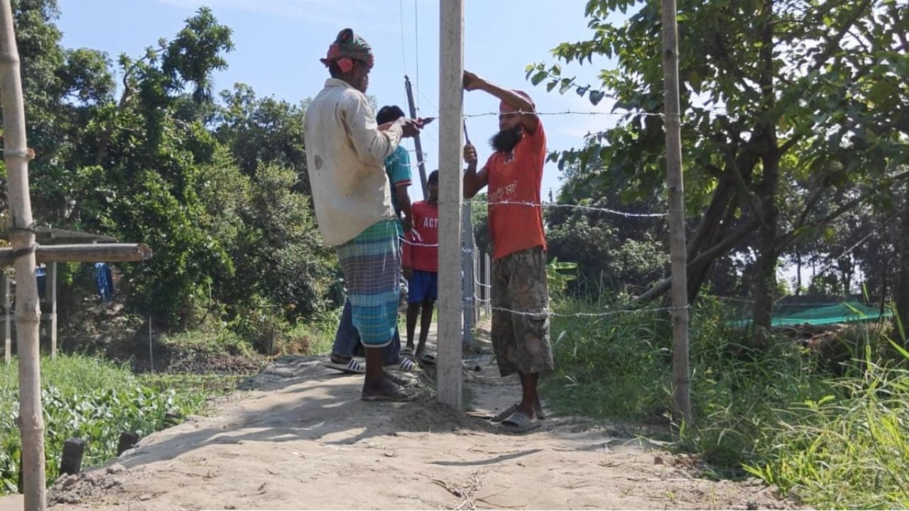 টঙ্গীবাড়ীতে চলাচলের রাস্তায় কাঁটাতারের বেড়া, ভোগান্তির আশঙ্কা