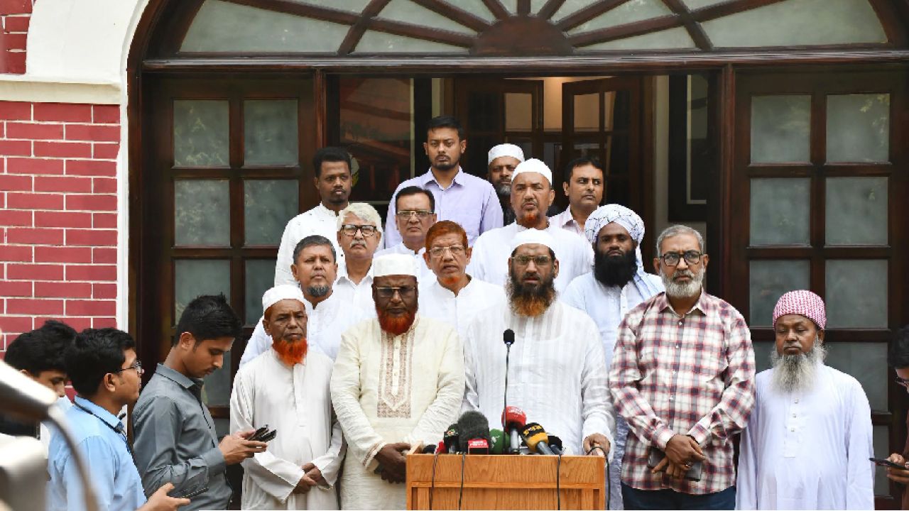 আমরা ঐক্যবদ্ধ আছি, কোনো চক্রান্তের ফাঁদে পা দেব না: মামুনুল হক