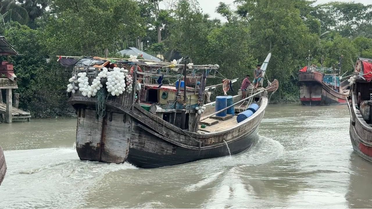 ২২ দিনের নিষেধাজ্ঞা শেষ, মধ্যরাতেই ঘাট ছাড়ল পাথরঘাটার শত শত ট্রলার